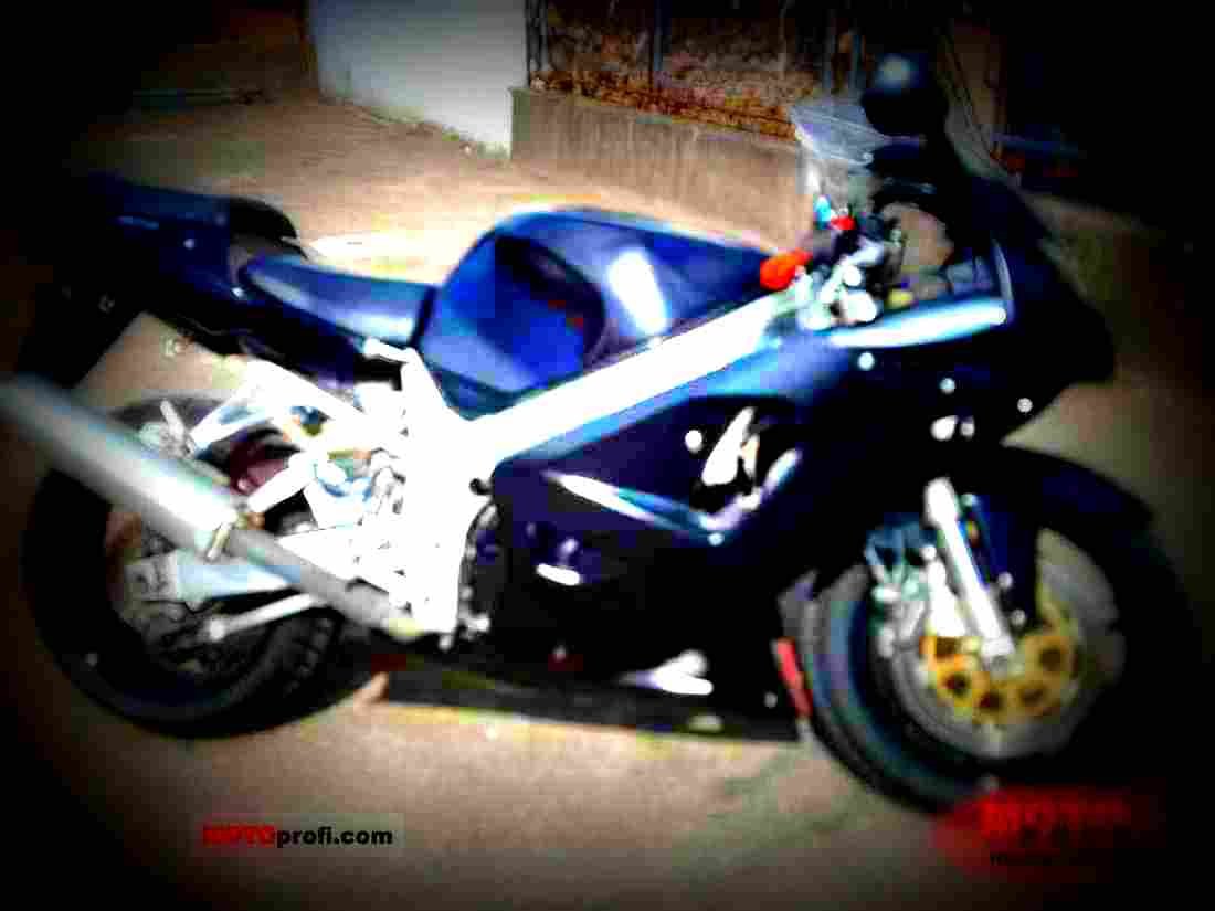 Suzuki GSX 750 2001 5 motorbike A4 Photo Print
