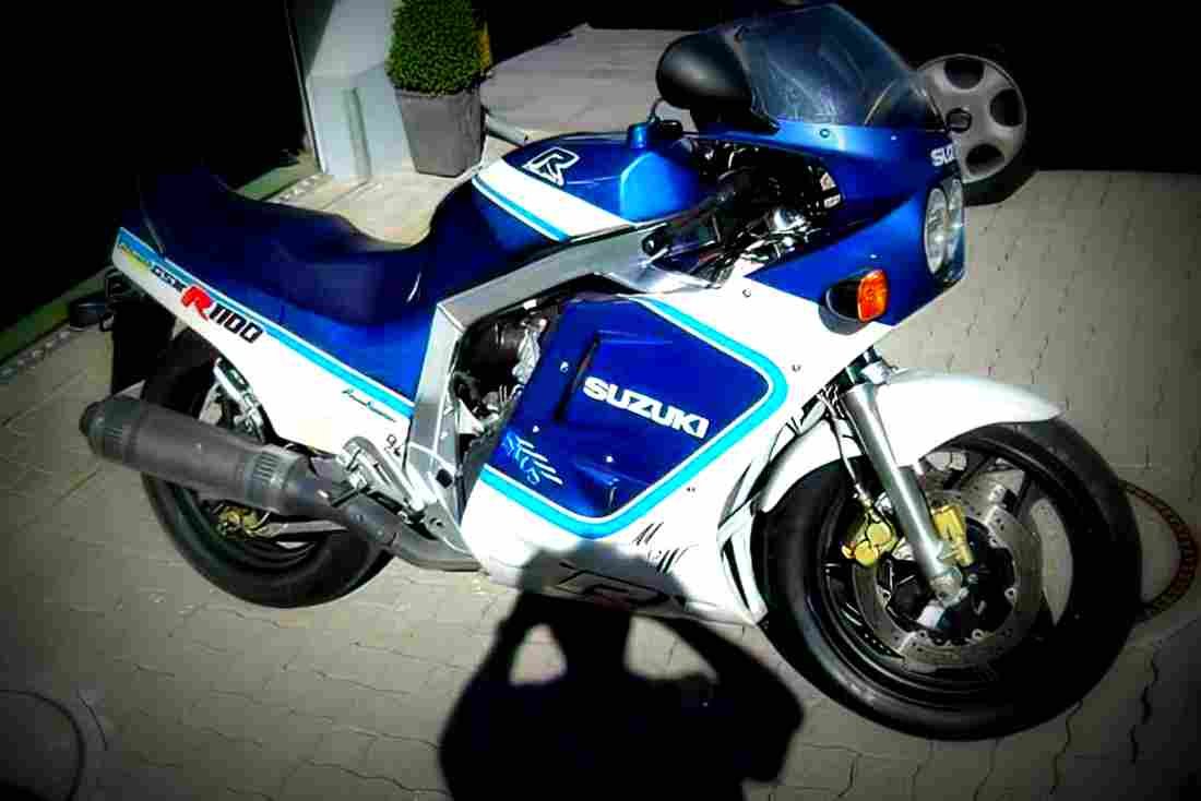 Suzuki GSX R 1100 (reduced effect) 1987 3 motorbike A4 Photo Print