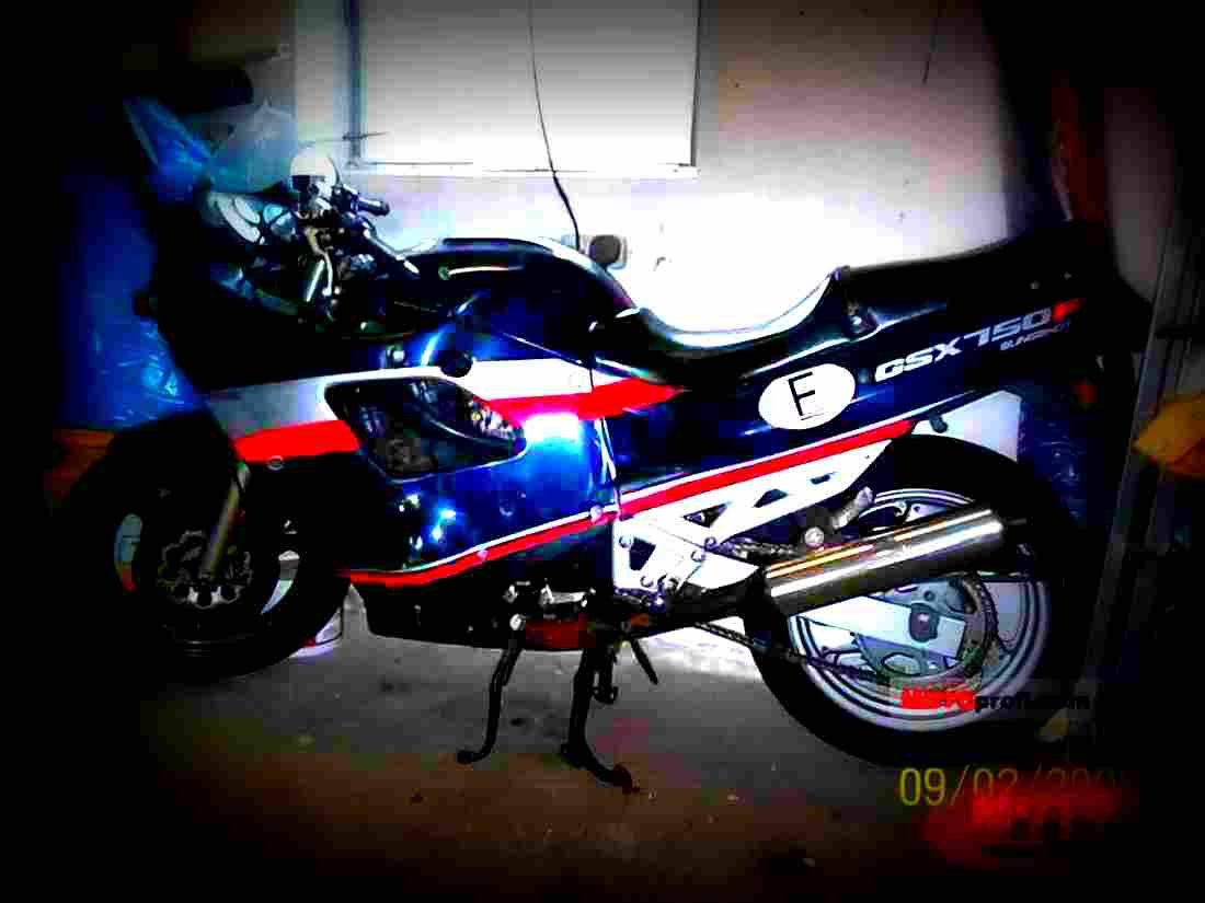 Suzuki GSX R 750 (reduced effect) 1985 3 motorbike A4 Photo Print