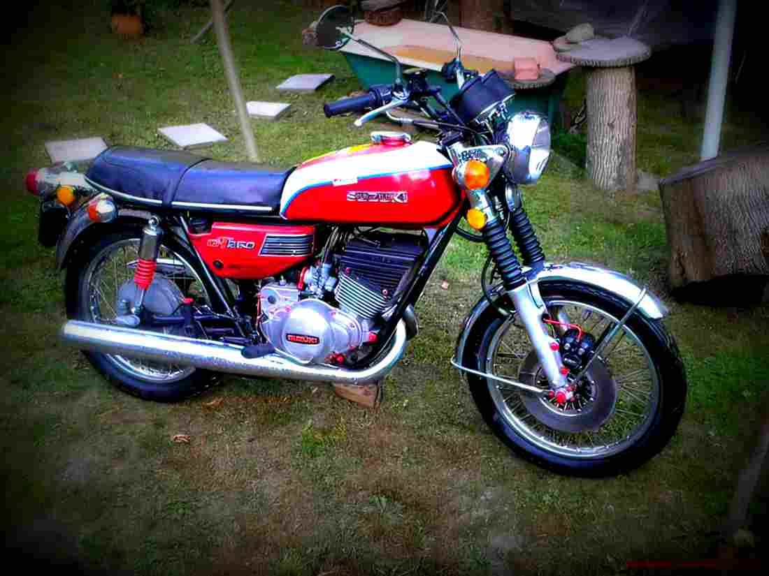 Suzuki GT 250 1973 3 motorbike A4 Photo Print