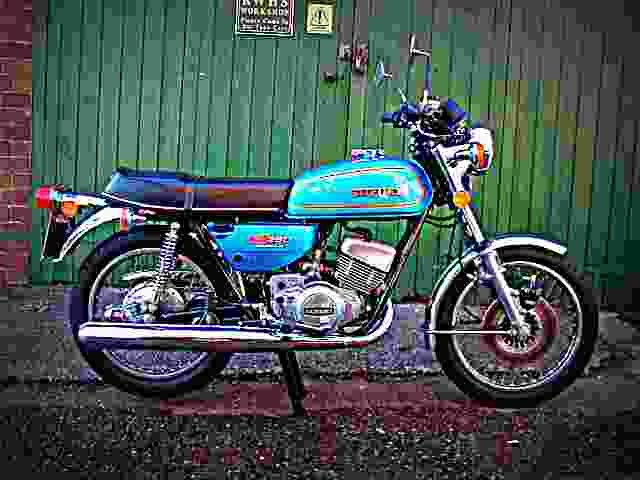 Suzuki GT 250 1976 1 motorbike A4 Photo Print