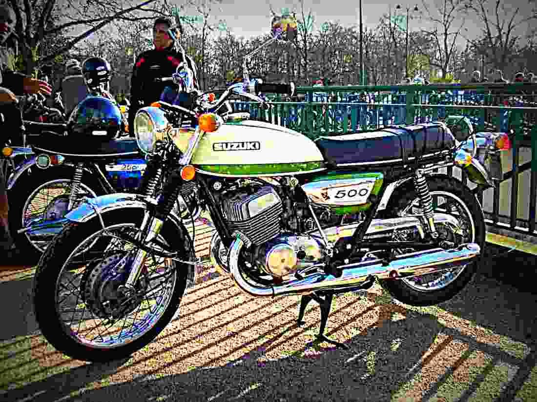Suzuki GT 500 1976 1 motorbike A4 Photo Print