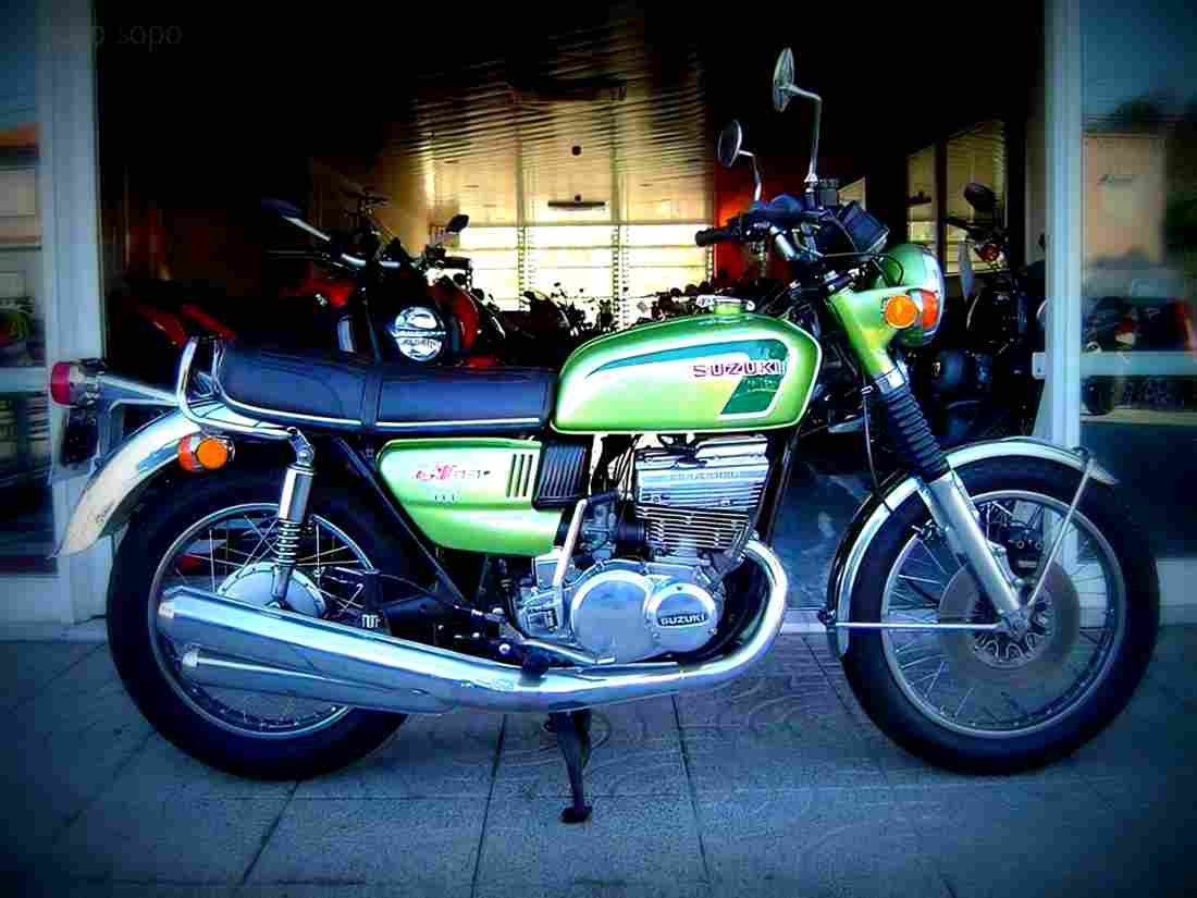 Suzuki GT 550 1977 3 motorbike A4 Photo Print