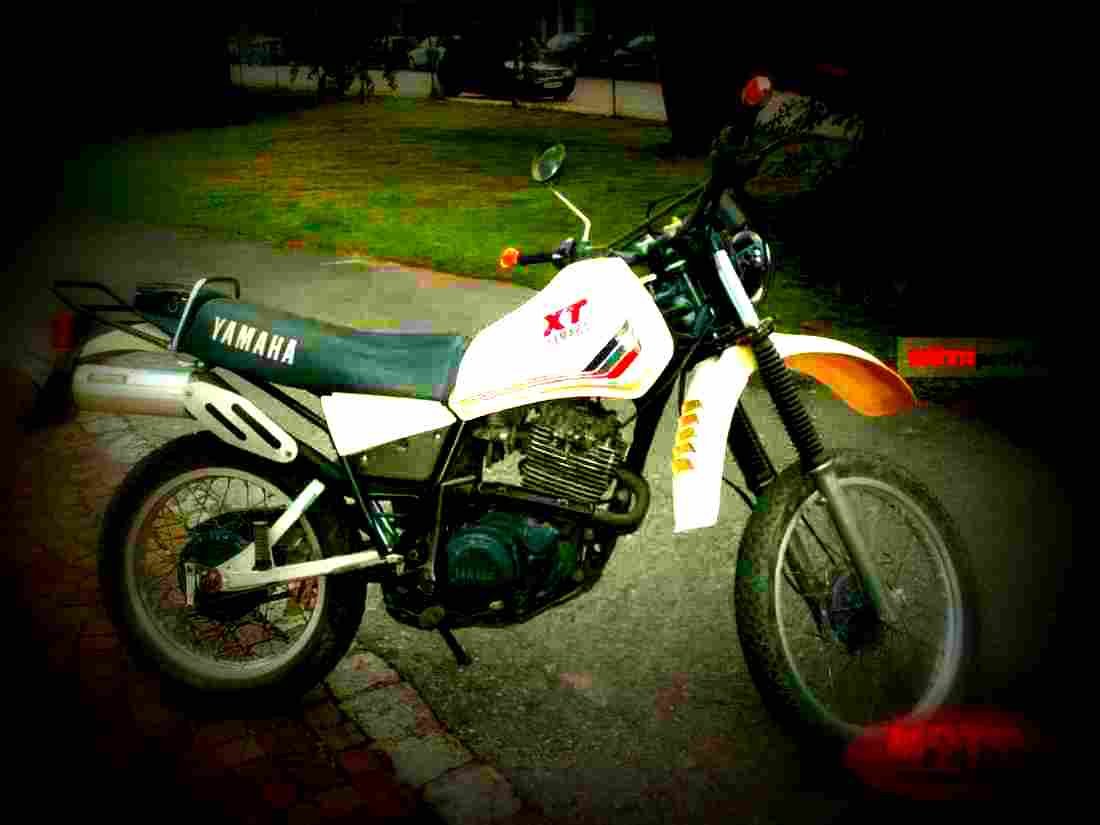 Yamaha XT 550 1982 3 motorbike A4 Photo Print