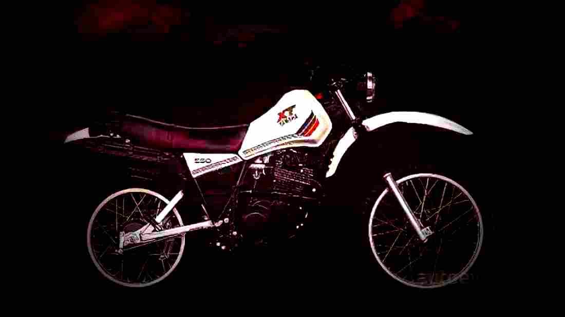 Yamaha XT 550 (reduced effect) 1982 2 motorbike A4 Photo Print