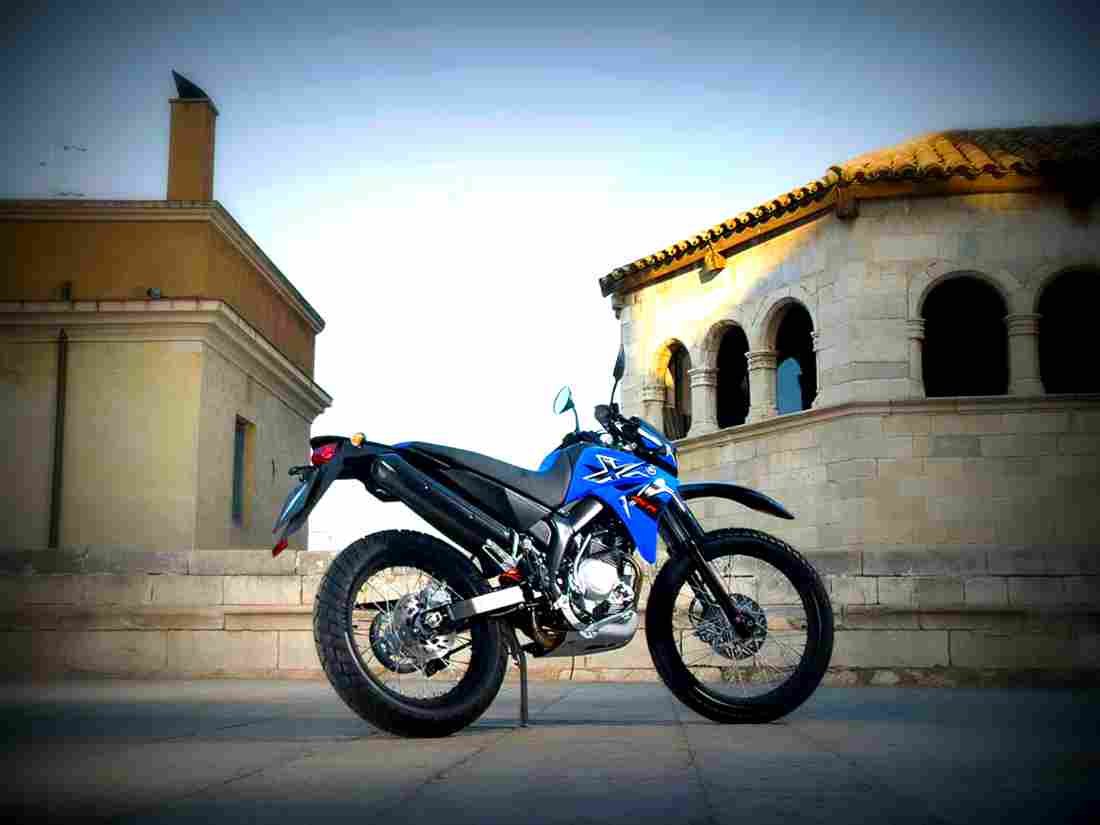Yamaha XT125 R XT125 R 1 motorbike A4 Photo Print