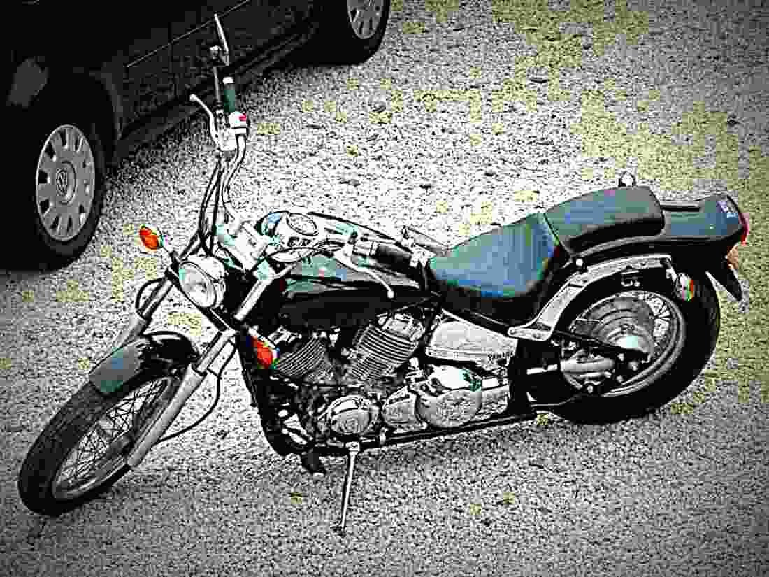 Yamaha XVS 125 Drag Star 2002 1 motorbike A4 Photo Print