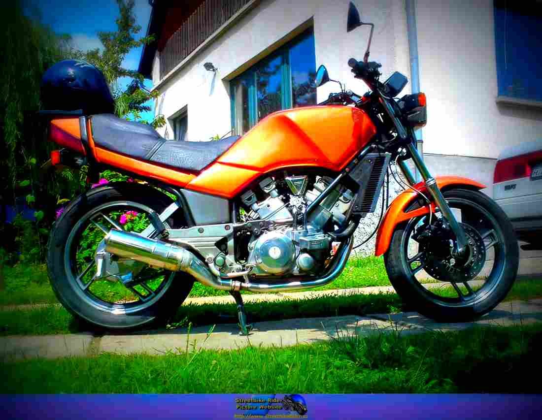 Yamaha XZ 550 1984 1 motorbike A4 Photo Print