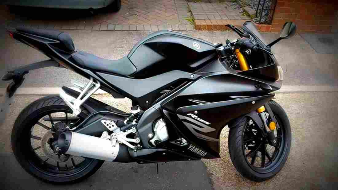 Yamaha YZF R125 2017 4 motorbike A4 Photo Print