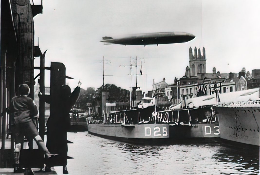 Zeppelin Airship 472 A4 Photo Print