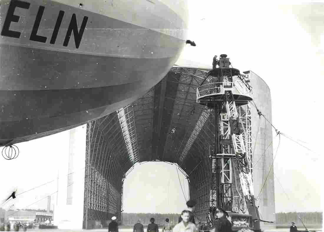 Zeppelin Airship 609 A4 Photo Print