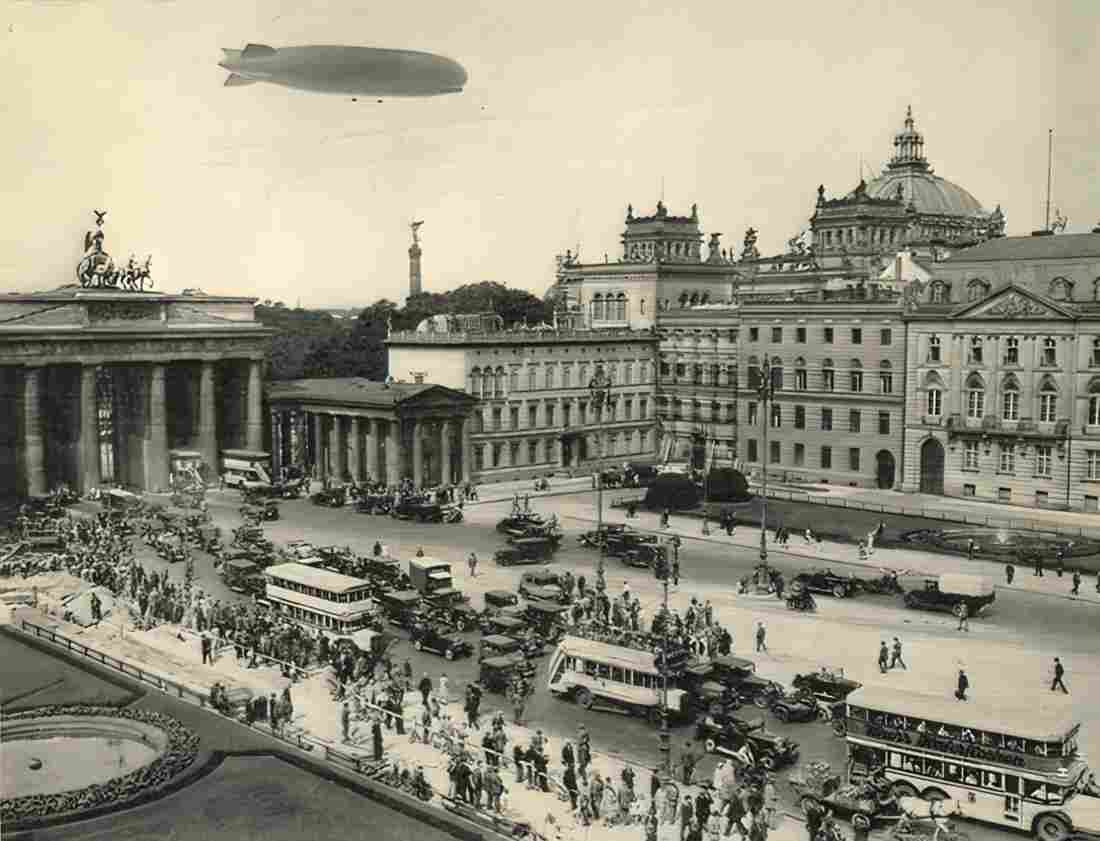 Zeppelin Airship 621 A4 Photo Print