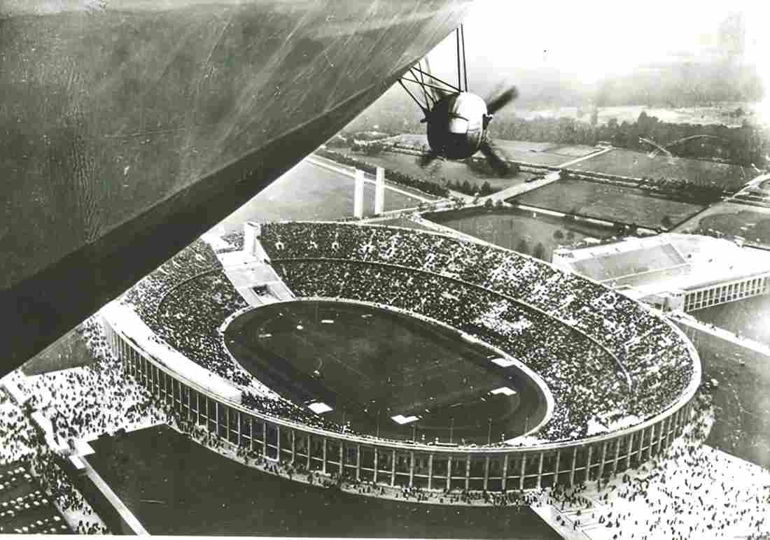 Zeppelin Airship 625 A4 Photo Print