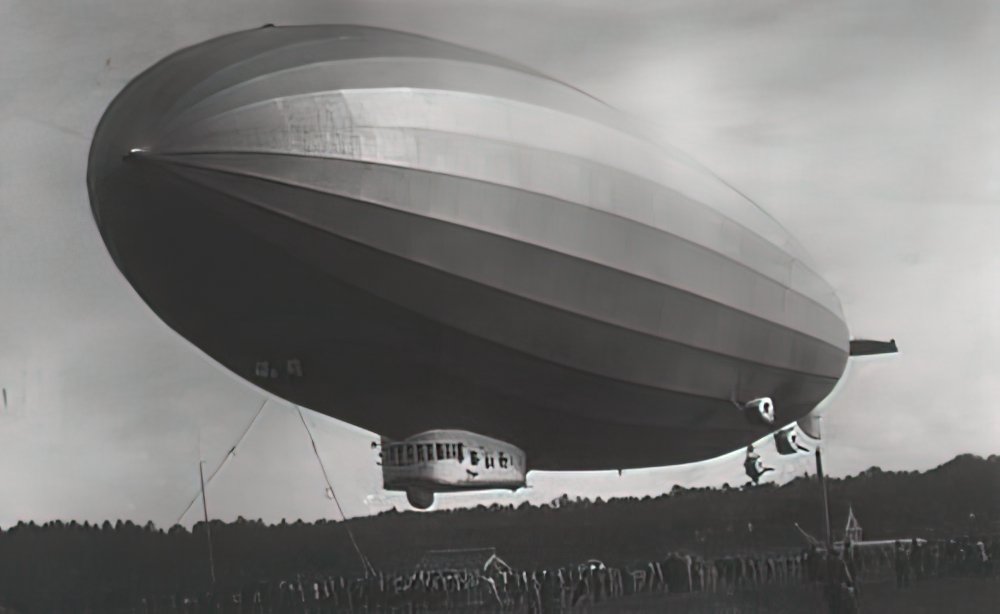 Zeppelin Airship 675 A4 Photo Print