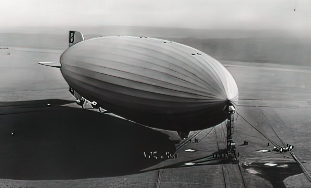 Zeppelin Airship 685 A4 Photo Print