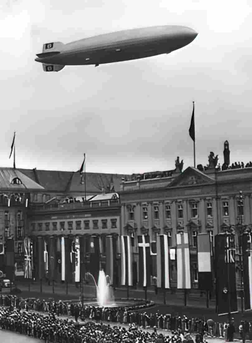 Zeppelin Airship 774 A4 Photo Print