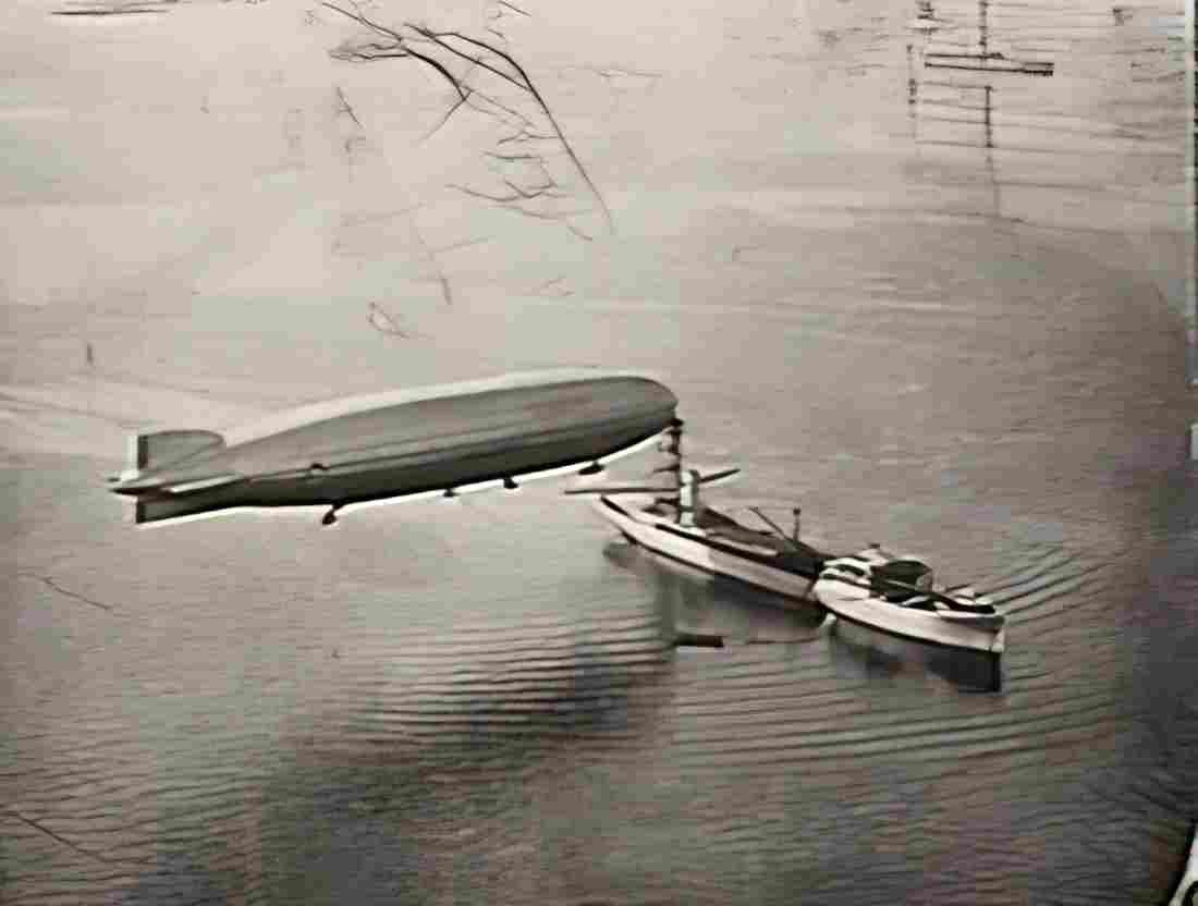 Zeppelin Airship 810 A4 Photo Print