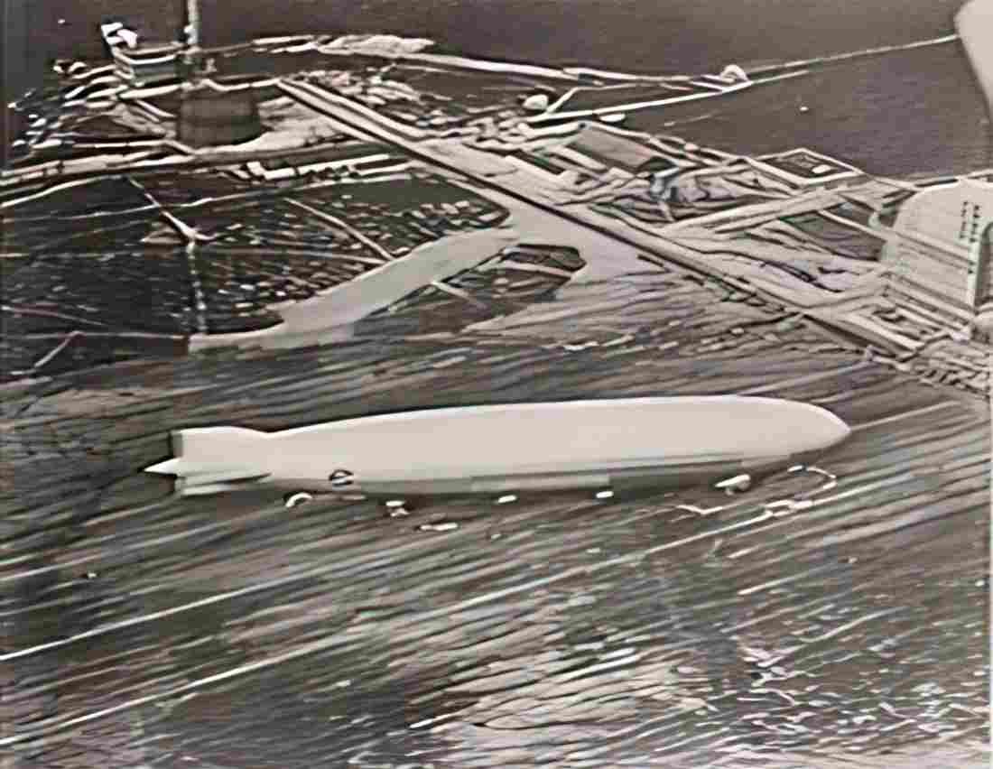 Zeppelin Airship 811 A4 Photo Print