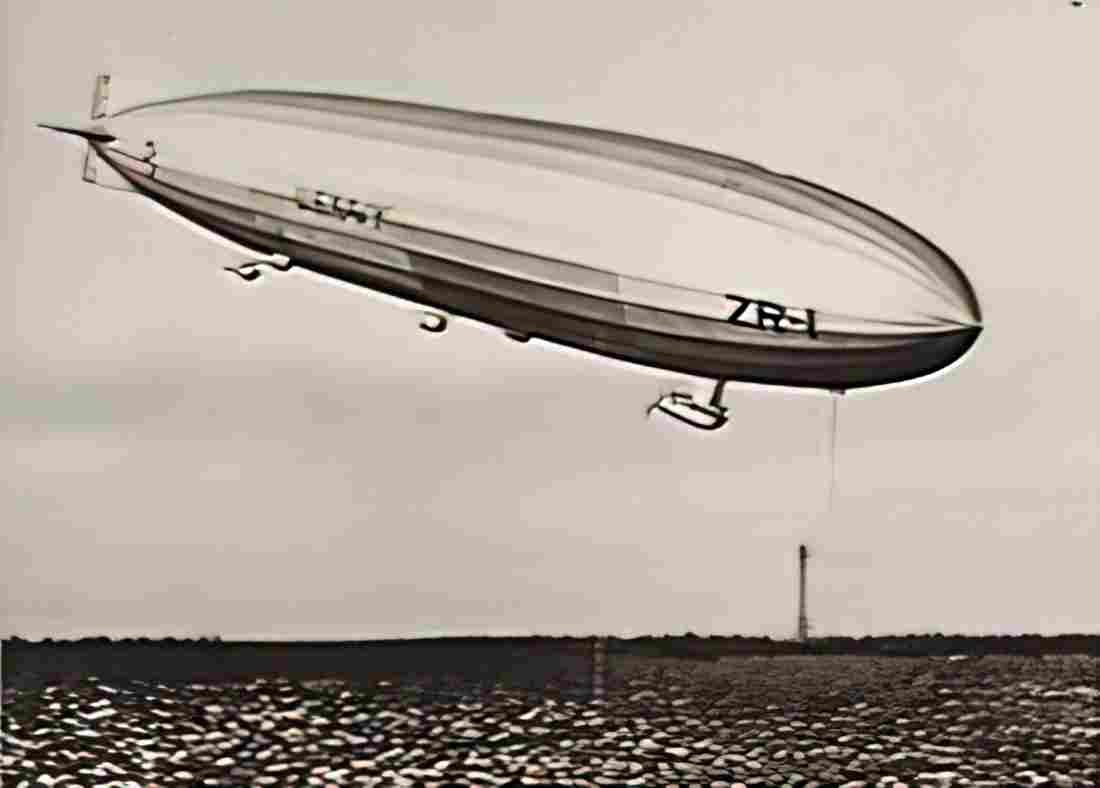 Zeppelin Airship 818 A4 Photo Print