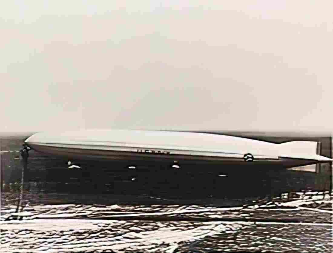 Zeppelin Airship 821 A4 Photo Print