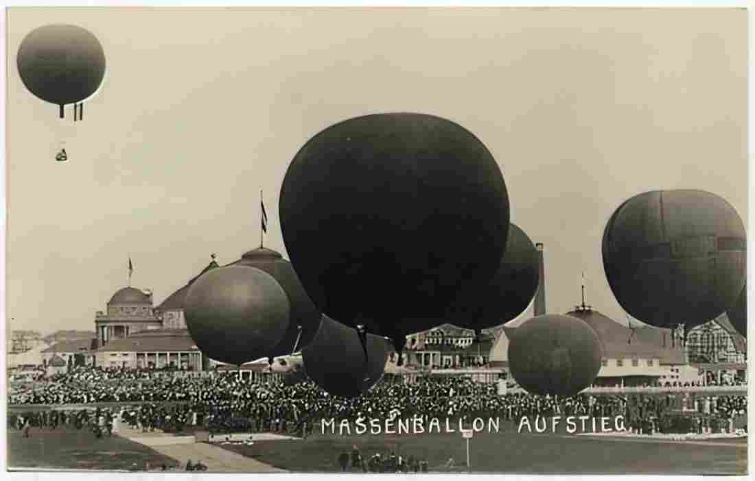 Zeppelin Airship 947 A4 Photo Print