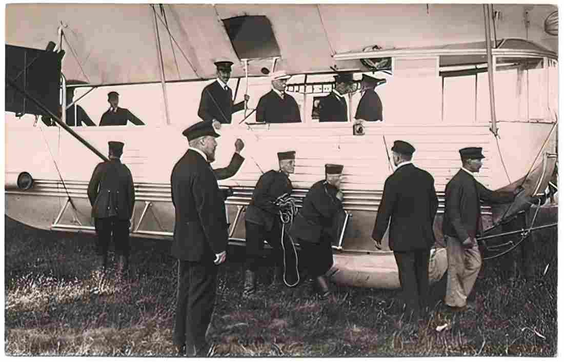 Zeppelin Airship 978 A4 Photo Print