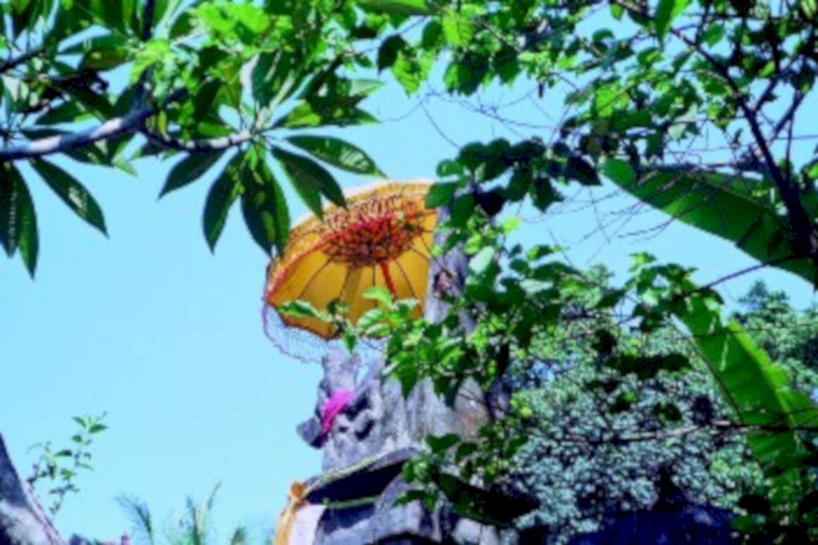 bali parasol statue1980s 1990s A4 Photo Print