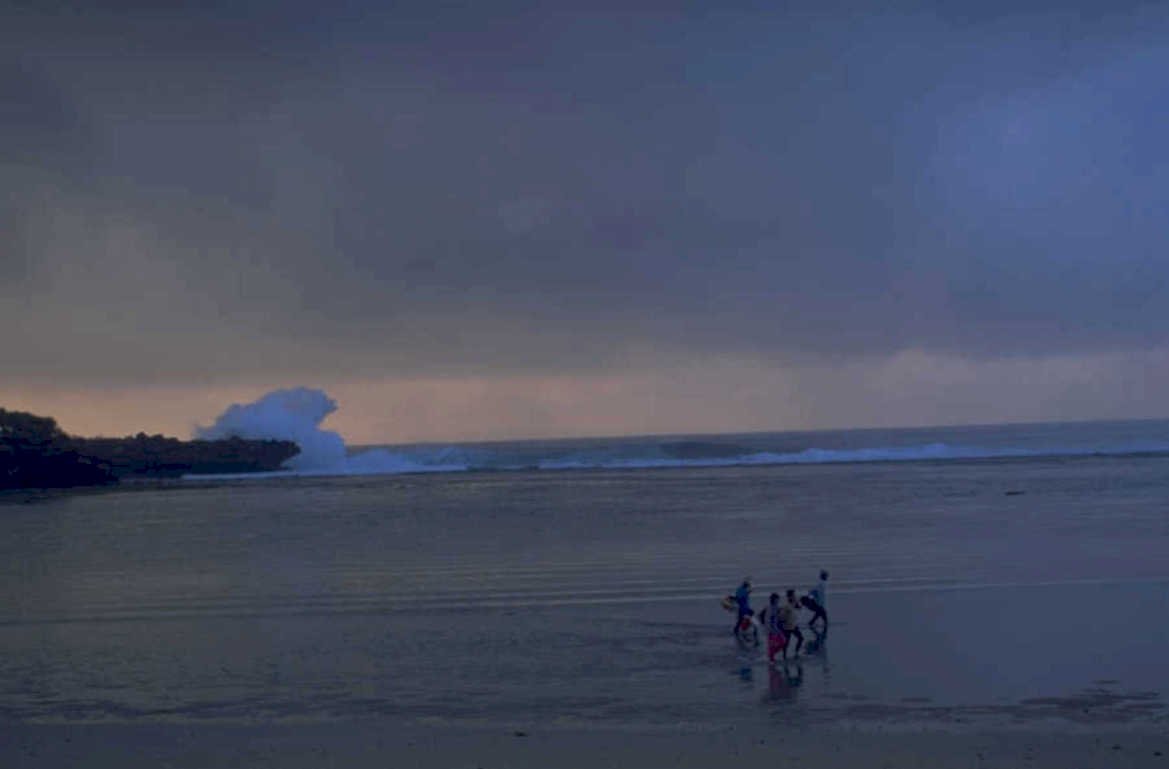 beach surfers waves 1980s 1990s A4 Photo Print