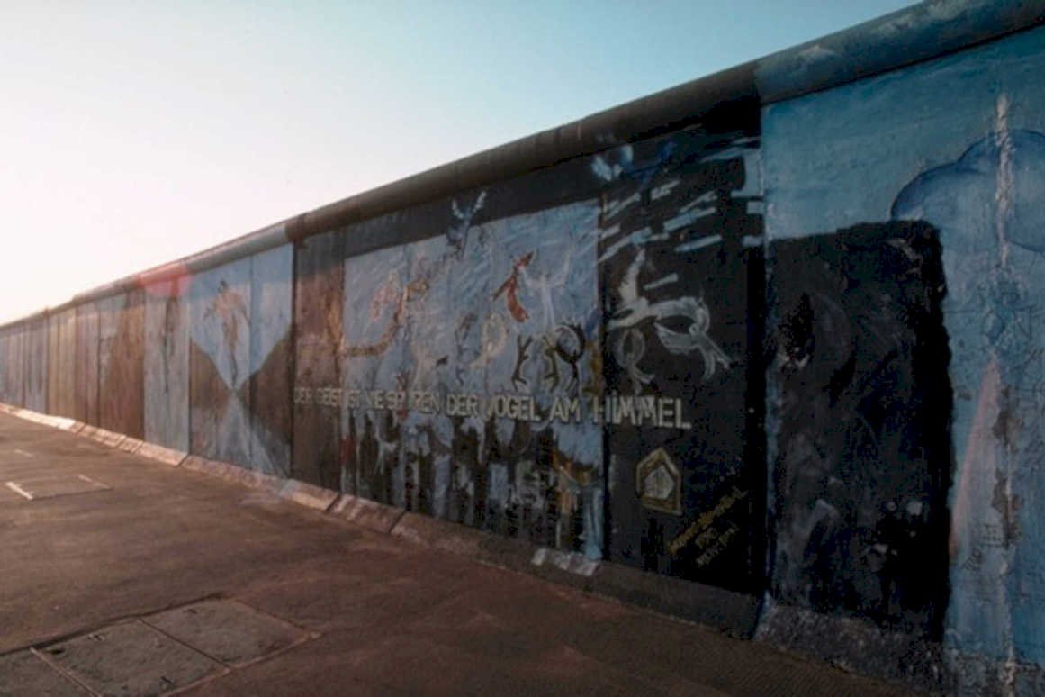 berlin wall graffiti 31980s 1990s A4 Photo Print