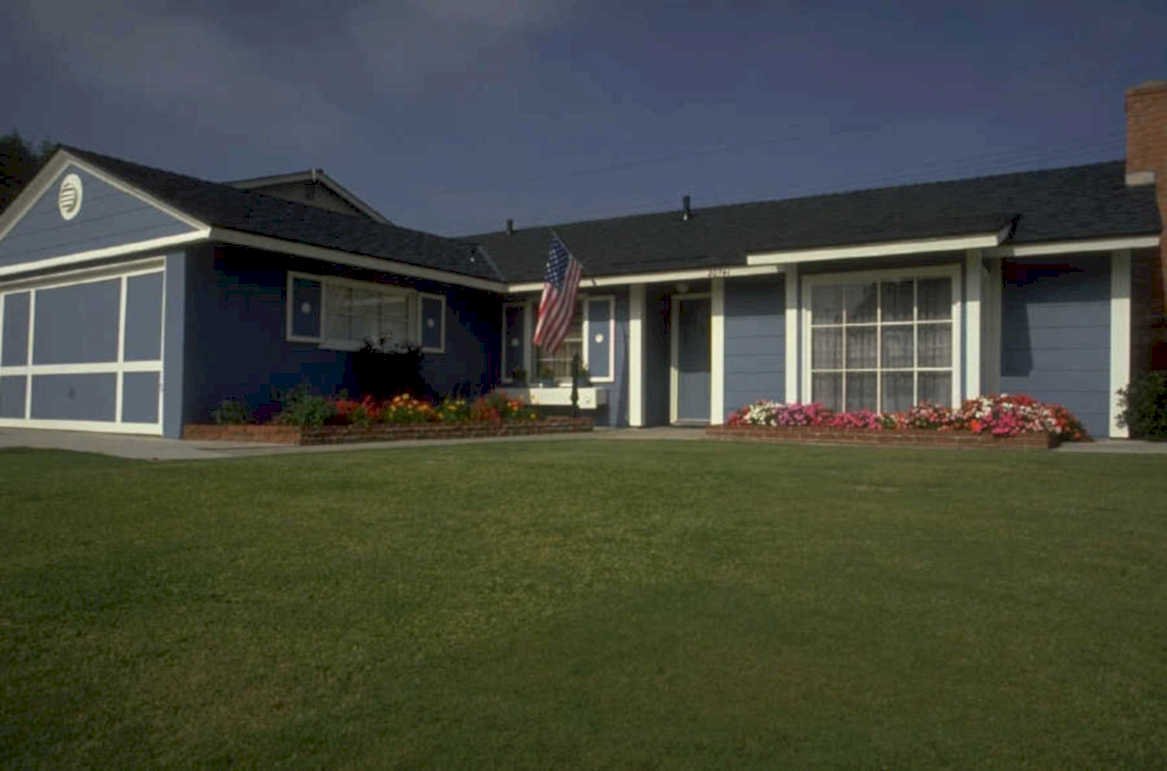 blue ranch house 1980s 1990s A4 Photo Print