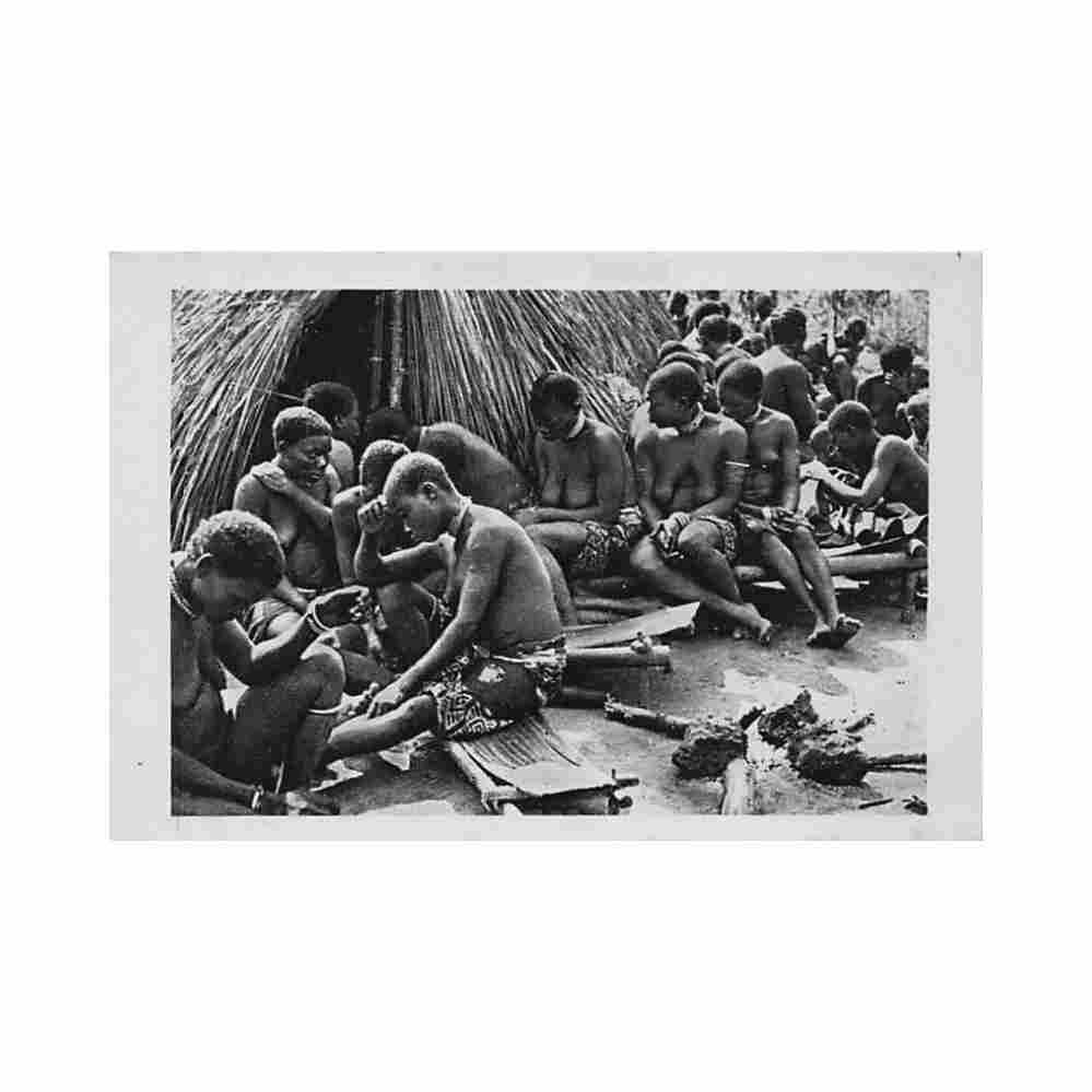 centrafrique femmes devant la case du chef boubou le jour de ses funerailles ed r begue 51 Vintage A4 Photo Print