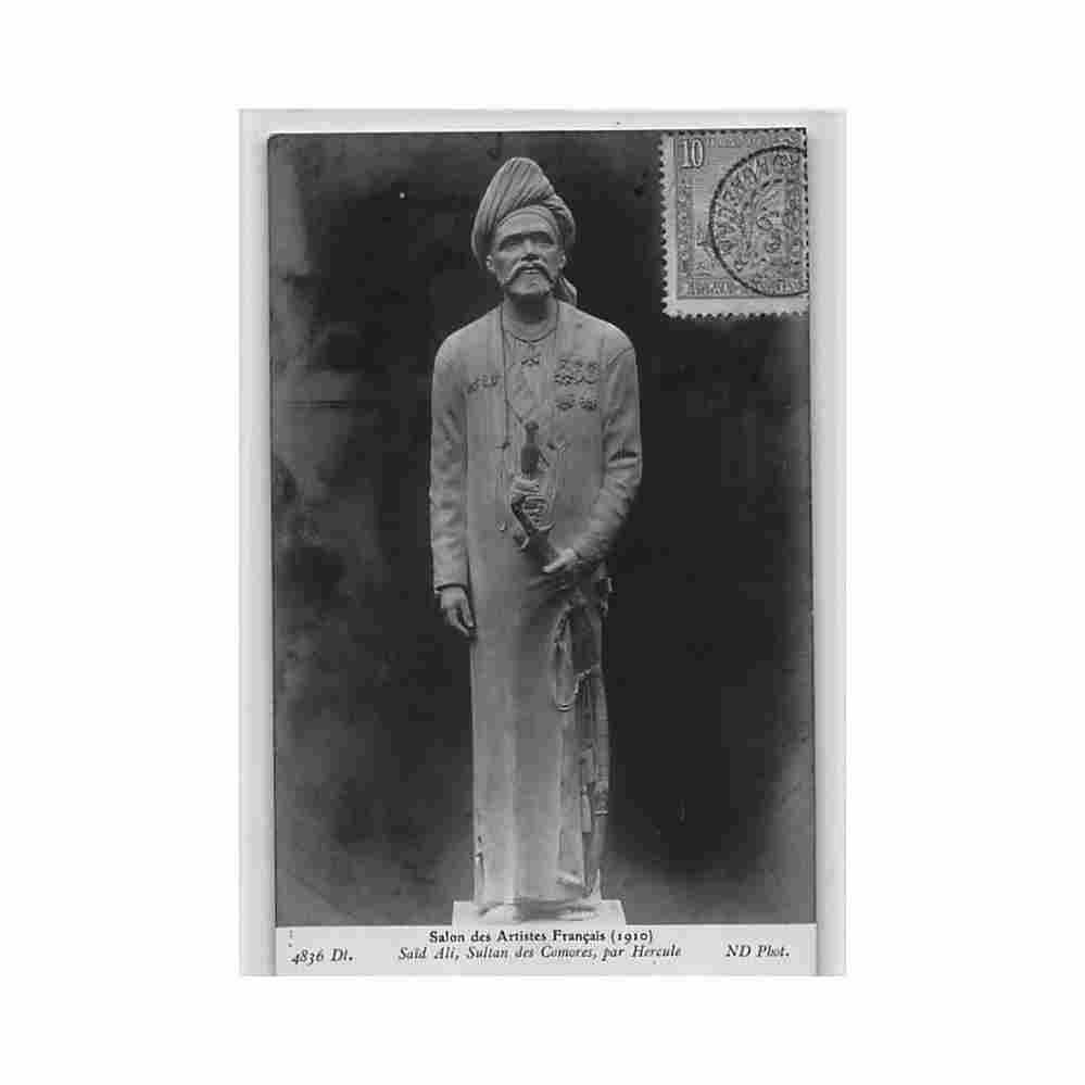 comores said ali bin said omar sultan de bambao en grande comore scultpure par benoit lucien hercule presentee au salon de Vintage A4 Photo Print