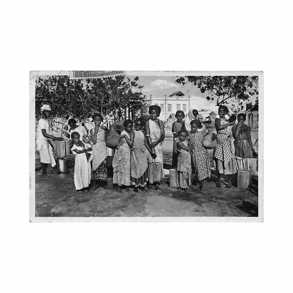 djibouti somali women at the fountain bertrand cie 27 djibouti femmes somalies a la fontaine ed bertrand Vintage A4 Photo Print