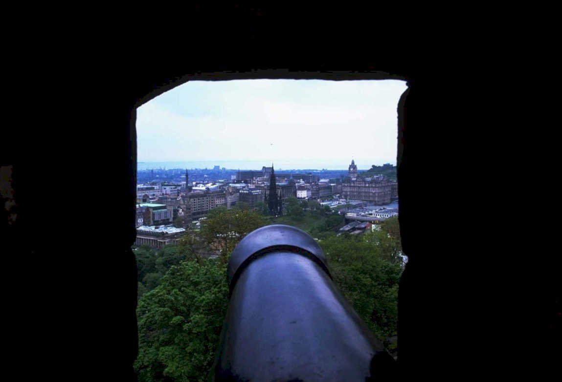 edinburgh castle cannon1980s 1990s A4 Photo Print