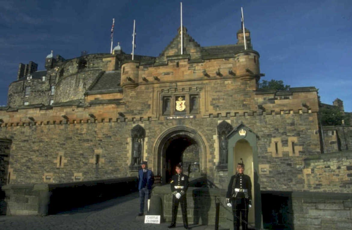 edinburgh castle gatehouse 1980s 1990s A4 Photo Print