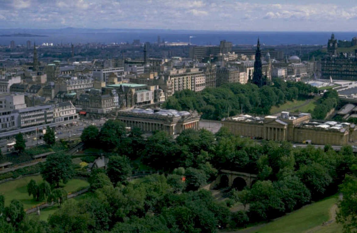 edinburgh castle skyline 1980s 1990s A4 Photo Print