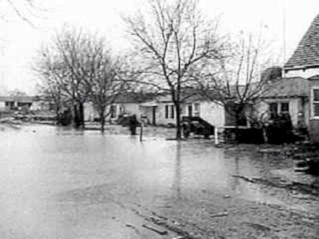 flood street winter1980s 1990s A4 Photo Print