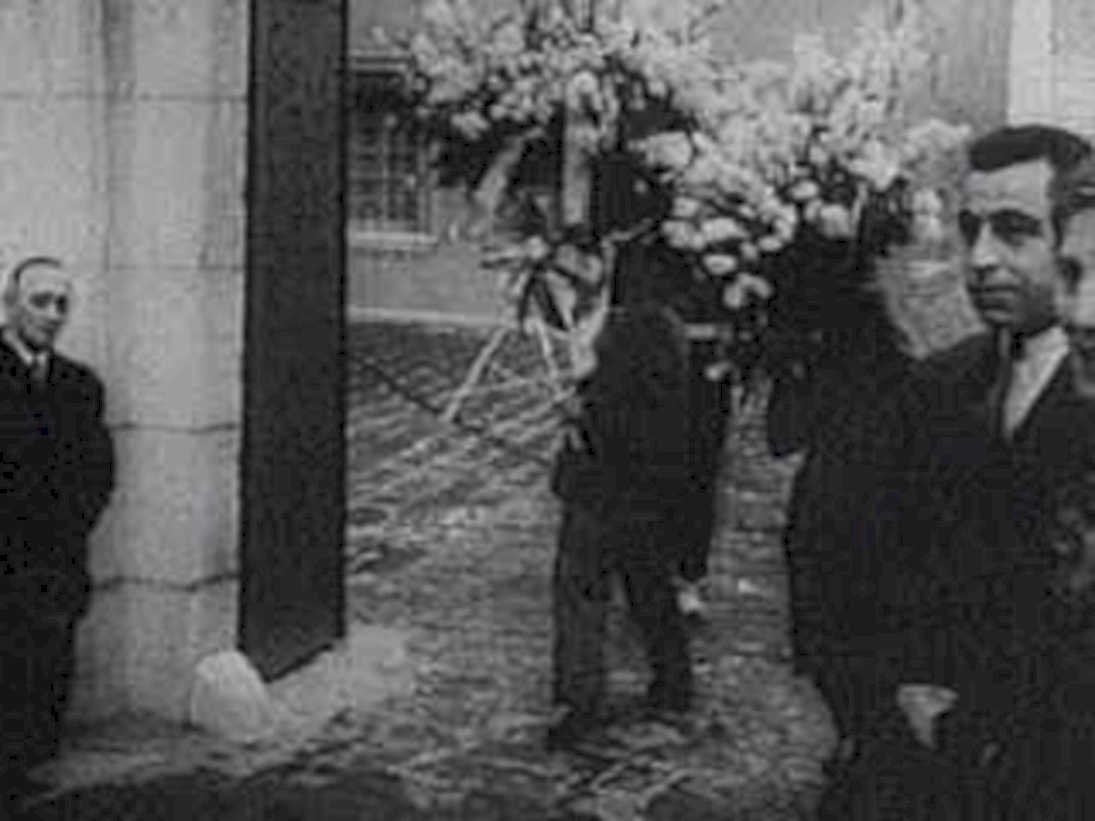 funeral procession wreath1980s 1990s A4 Photo Print