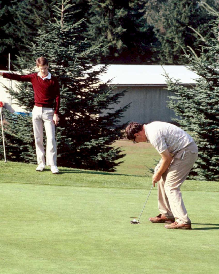 golfer putting green1980s 1990s A4 Photo Print