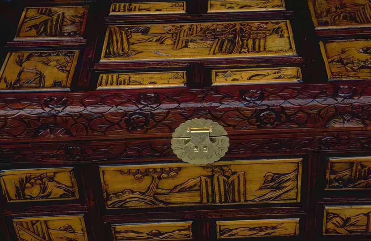 lacquered chest mountain A4 Photo Print