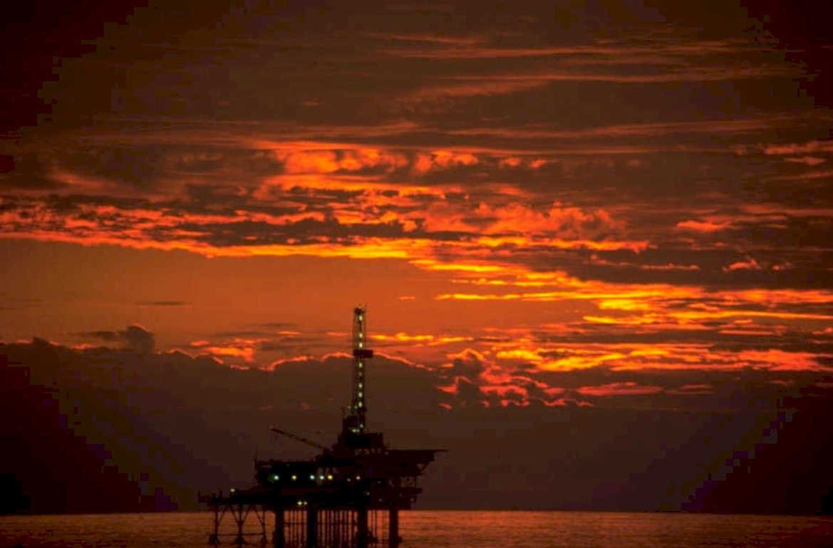 oil platform sunset 1 1980s 1990s A4 Photo Print