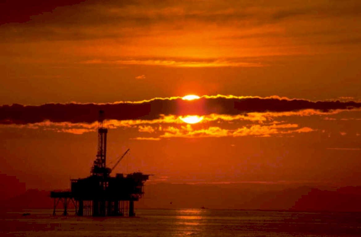 oil rigs sunset 1 1980s 1990s A4 Photo Print