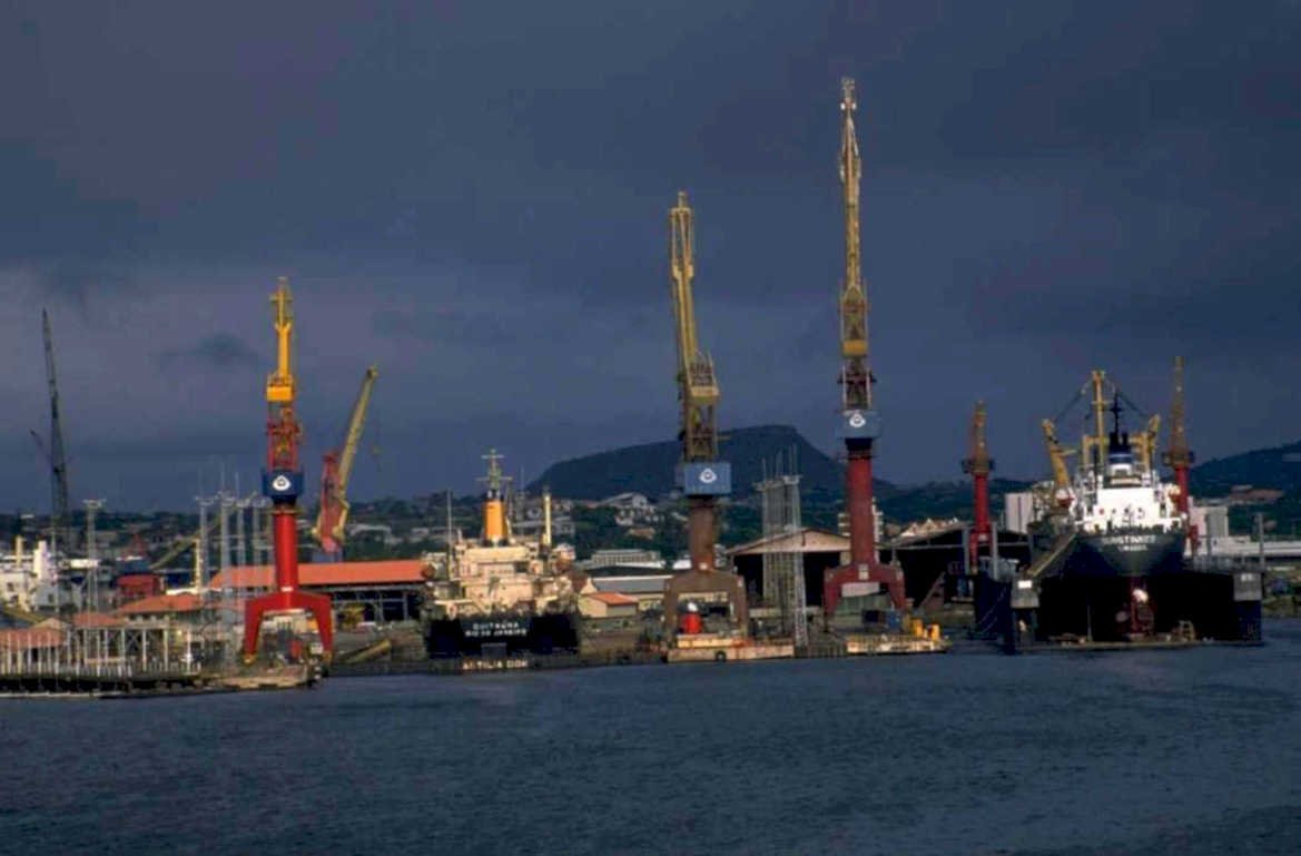 port cranes ships 1 1980s 1990s A4 Photo Print