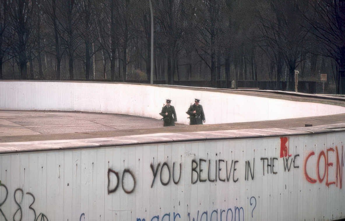 soldiers wall berlin Vintage A4 Photo Print