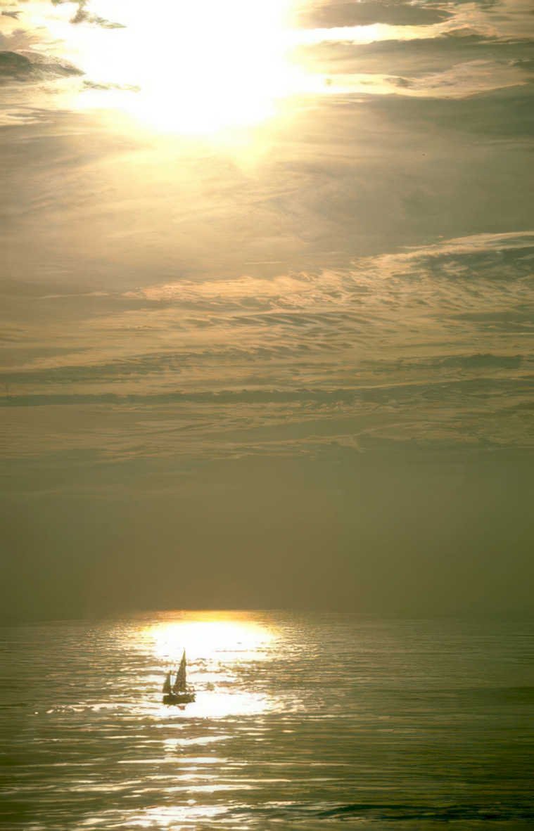 sunset sail boat GIGA 2