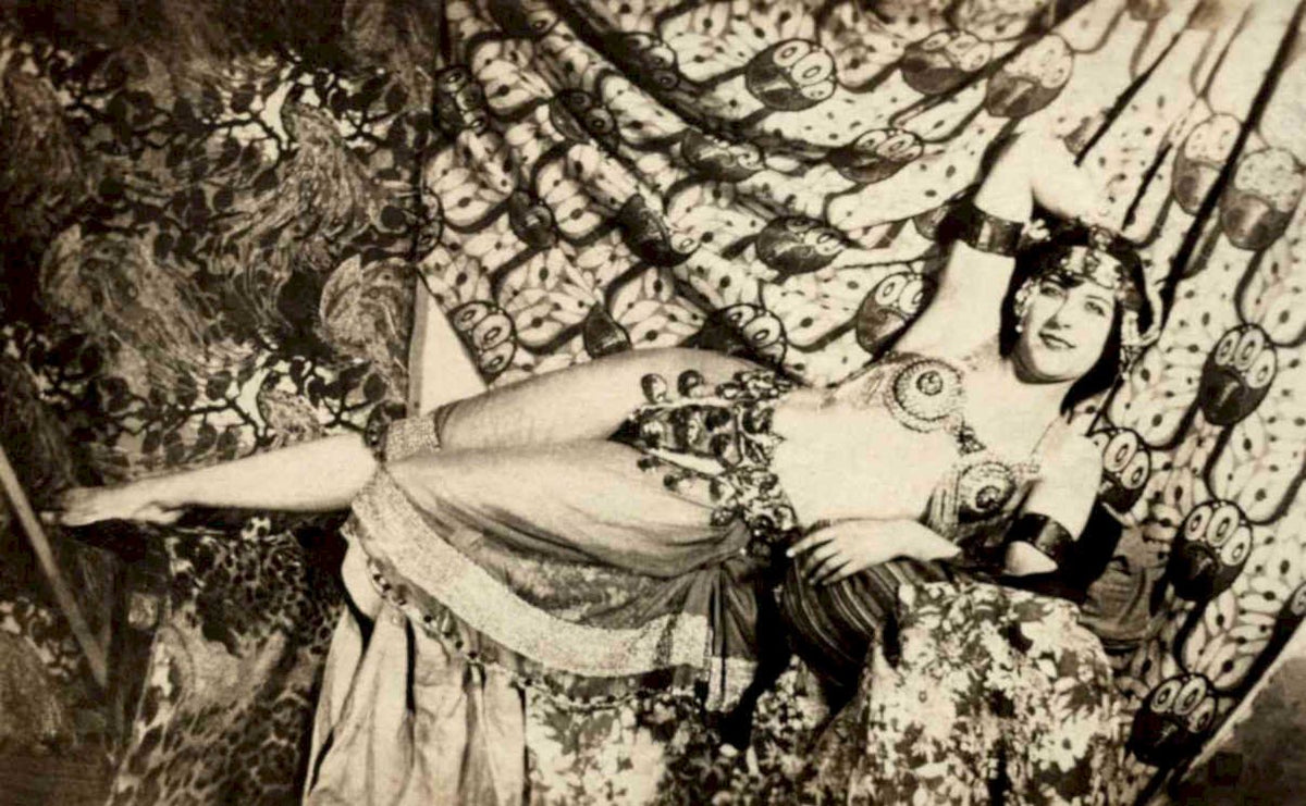 theatrical insect backdropVintage 20th Century 1900s A4 Photo Print