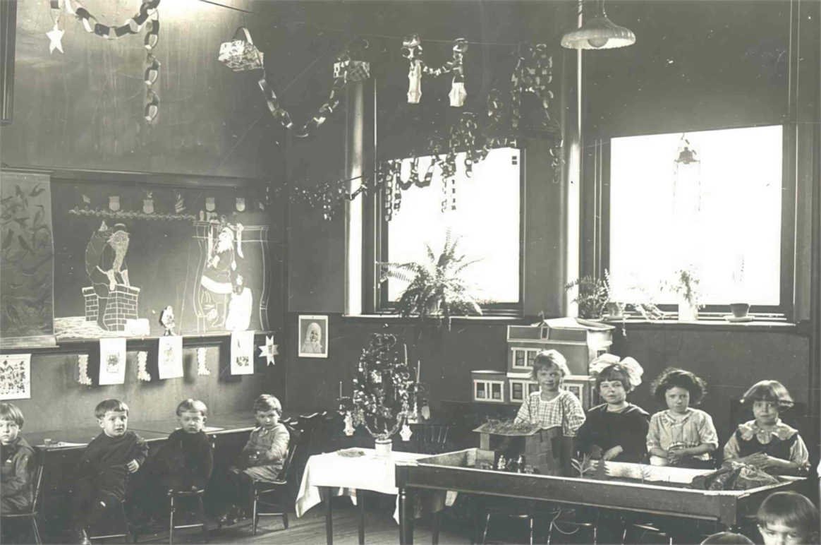 vintage classroom children Vintage world war A4 Photo Print