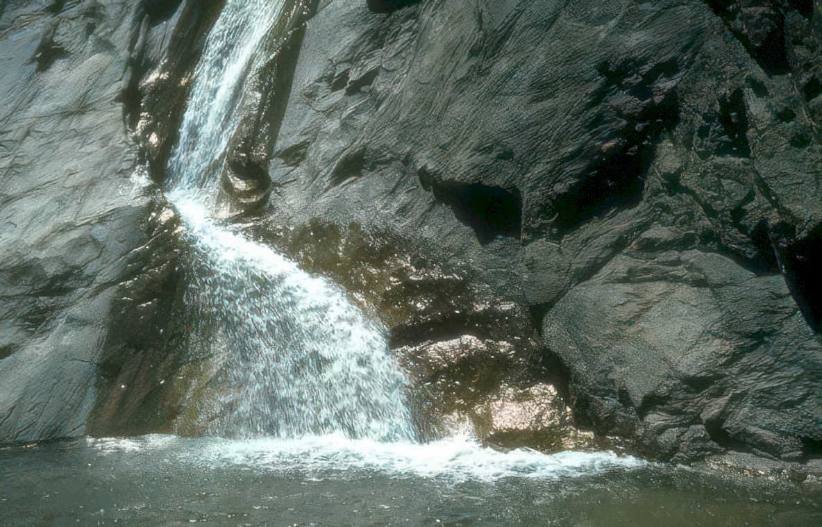 waterfall cascade pool GIGA 2